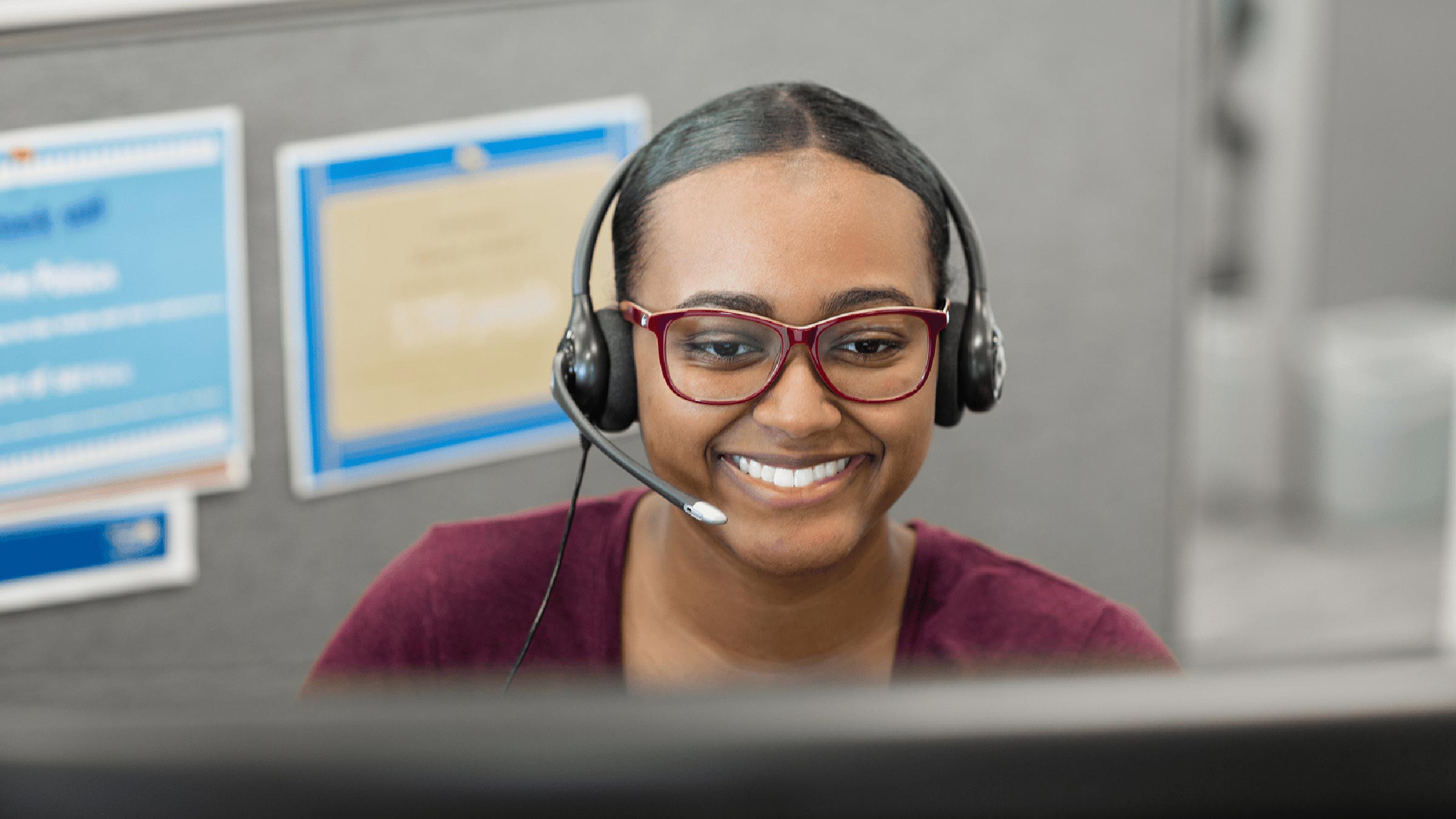 A 211 Community Resource Specialist answers the phone